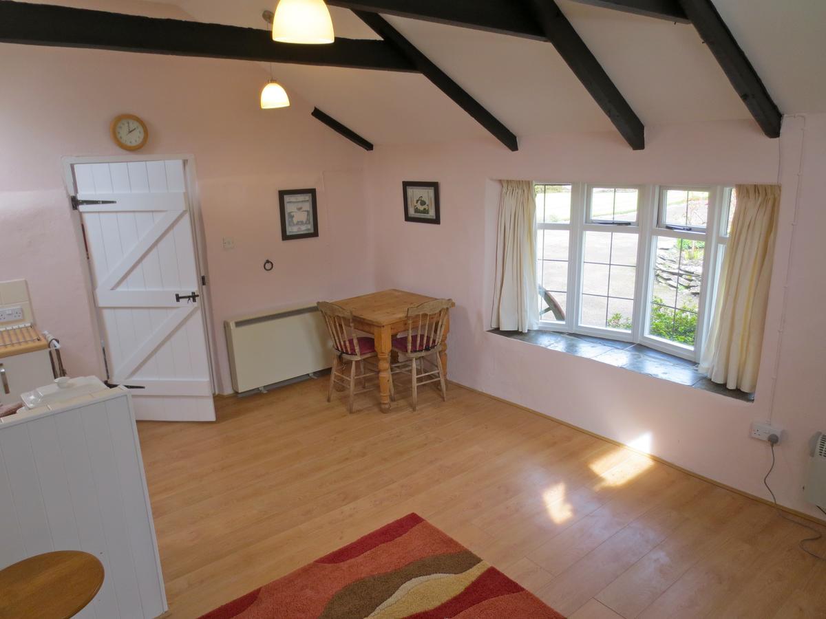 Penlys Cottage Боскасъл Екстериор снимка